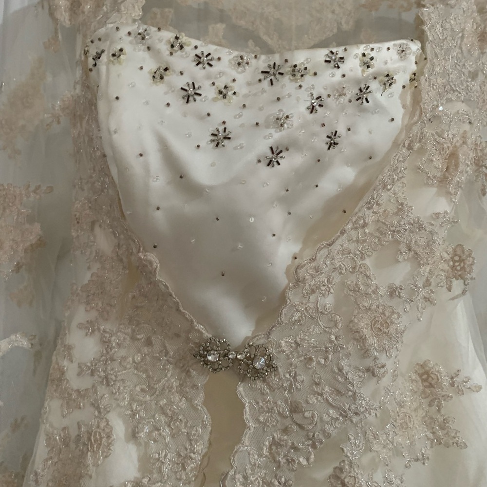Elegant Ivory Wedding Dress with Lace and Beading